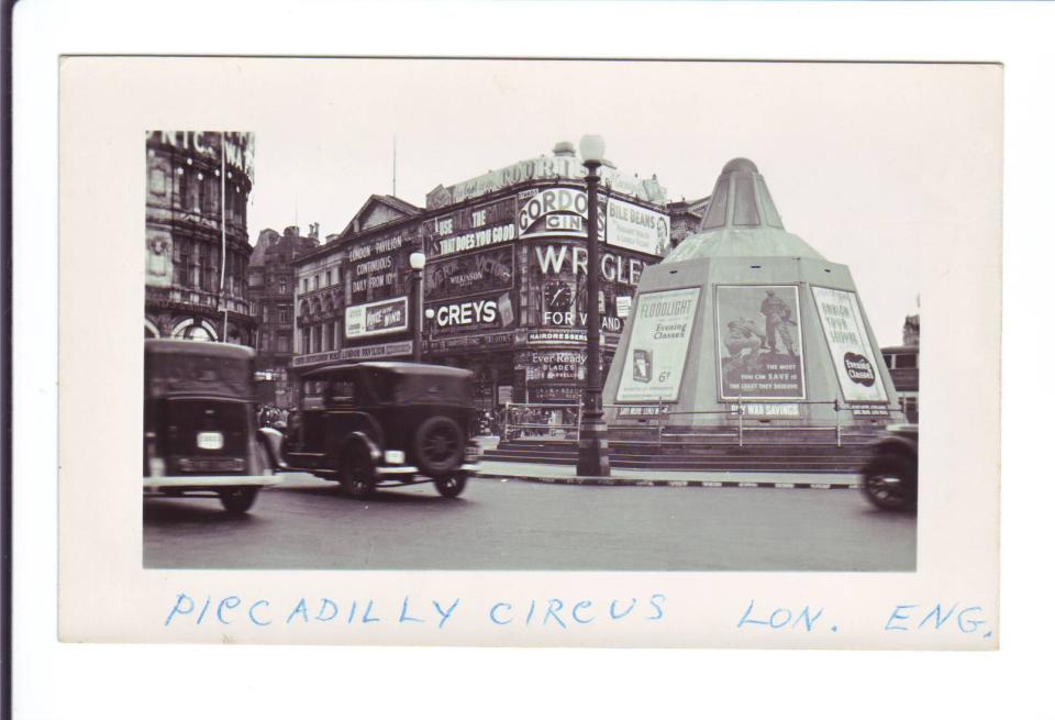 Photo #103
Picadilly Circus 
London, England