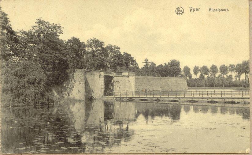 Undated postcard of "Rijselpoort" (The Lille Gate),
one of several entrances into the old fortified city of Ypres.