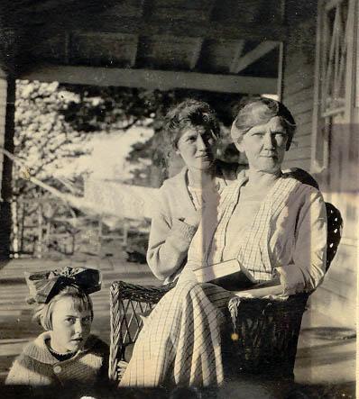 Photo of
Aunty Kaye
Mother (Kitty)
Daughter (Margaret)
ca 1920's